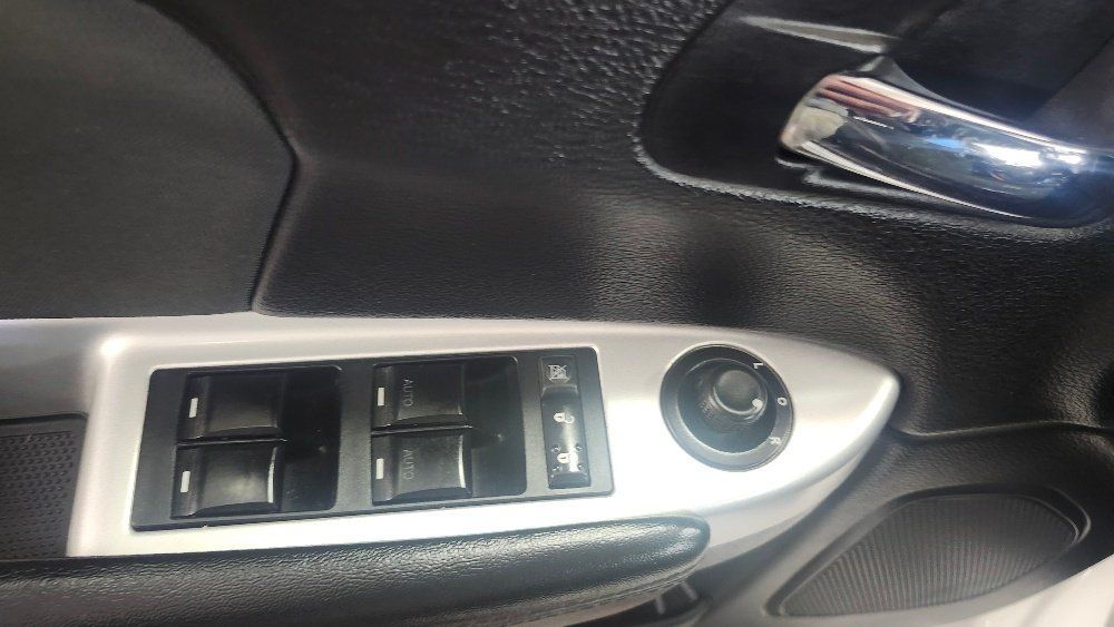 Chrysler 200 2011 - Image 11